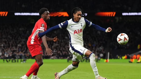 Ernest Poku (l) soll kurz vor einem Wechsel zu Bayer Leverkusen stehen. - © Ben Whitley/PA Wire/dpa