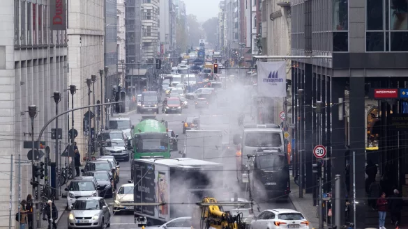 Für einen Stau reicht es noch leicht, doch die Zahl der Autos in Berlin ist 2024 gesunken. (Archivbild) - © Soeren Stache/dpa/ZB