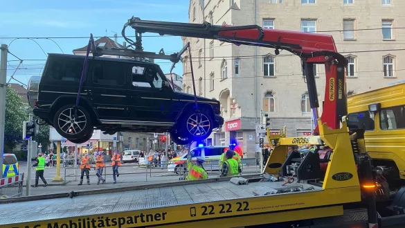 Beim Unfallauto handelt es sich um eine Mercedes-G-Klasse, einen Luxus-Geländewagen. - © Marco Krefting/dpa