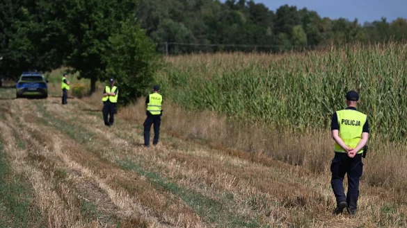 Polnische Polizisten sichern das Gebiet eines Maisfeldes in Osiny in Ostpolen, in das ein unbekanntes Flugobjekt gest&uuml;rzt ist. (Foto aktuell) - &copy; Wojtek Jargilo/PAP/dpa