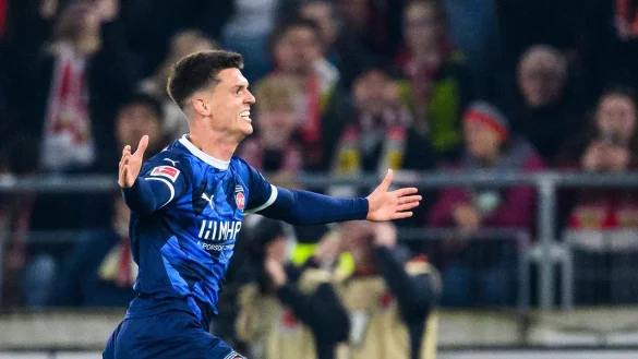 Nach seinem Siegtor in Stuttgart will Mathias Honsak auch gegen Bochum wieder jubeln - möglicherweise gemeinsam mit Sturmkollege Budu Siwsiwadse. - © Tom Weller/dpa