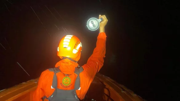 Einsatzkräfte fanden die Schiffbrüchigen nach langer Suche. - © Uncredited/BASARNAS/AP/dpa