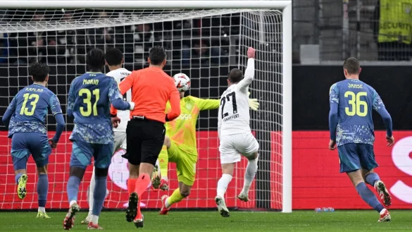 Eintracht Frankfurt steht im Viertelfinale der Europa League. - © Arne Dedert/dpa