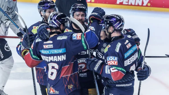 Die Eisbären Berlin jubeln nach dem Tor zum 2:1 im ersten DEL-Finale gegen die Kölner Haie. - © Andreas Gora/dpa