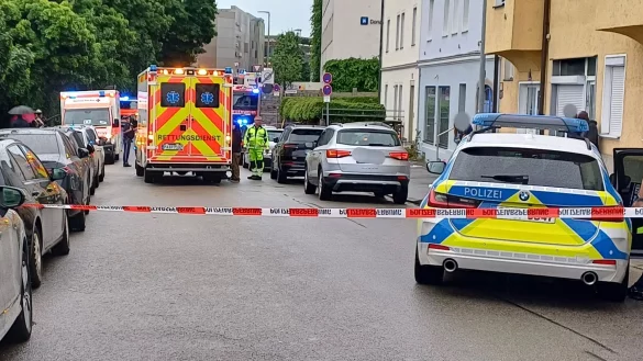 Ein Auto ist in Passau in eine Menschengruppe gefahren. - &copy; Markus Zechbauer/Zema Medien/dpa