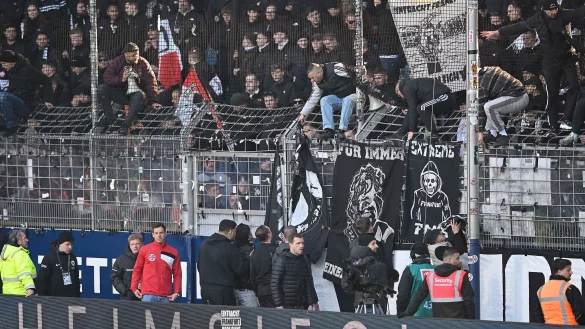 Banner werden abgehängt. - © Anke Wälischmiller/dpa