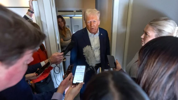 US-Präsident Trump geht weiter davon aus, dass die USA die Kontrolle über Grönland erhalten. - © Mark Schiefelbein/AP/dpa