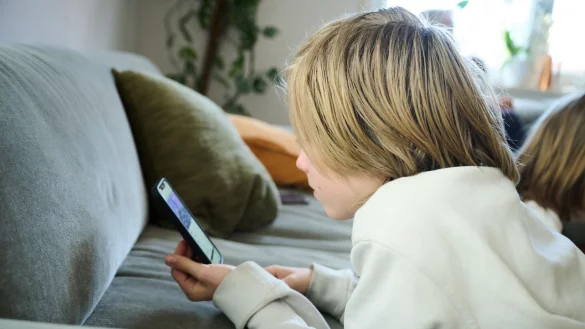 Ein gro&szlig;er Teil der Jugendlichen will laut einer Studie soziale Medien im Internet weniger nutzen - schafft es aber nicht. (Symbolbild) - &copy; Annette Riedl/dpa