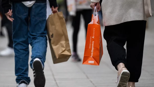 Viele Menschen in Deutschland sparen wegen der gestiegenen Preise bei Mode. - &copy; Monika Skolimowska/dpa