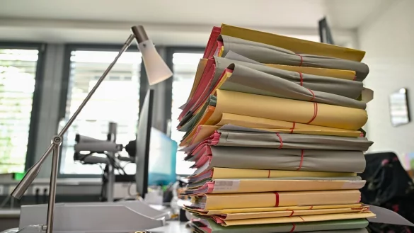 Die Aktenberge bei den Staatsanwaltschaften wachsen. (Symbolbild) - © Patrick Pleul/dpa