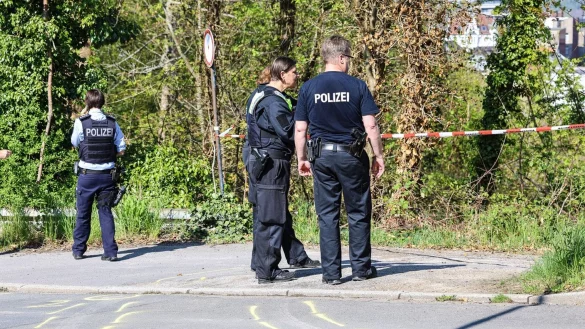 Die &uuml;berrollte Seniorin war an einem schlecht einsehbaren Schotterweg gefunden worden - nun glaubt die Polizei das fl&uuml;chtige Unfallauto gefunden zu haben. (Archivfoto) - &copy; Alex Talash/dpa