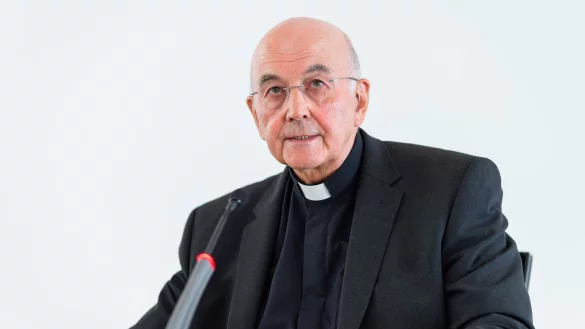 Bischof Felix Genn äußerte sich im Juni 2022 auf einer Pressekonferenz zur Studie zur Aufarbeitung des sexuellen Missbrauchs im Bistum Münster. Jetzt hat er Konsequenzen vorgestellt. (Archivbild) - © Guido Kirchner/dpa