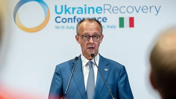 Muss versuchen, die Reihen zu schließen: Kanzler Friedrich Merz (CDU). - © Michael Kappeler/dpa