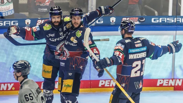 Marcel Noebels (l.) feiert mit seinen Teamkollegen von den Eisbären Berlin das Tor zum 4:0 im entscheidenden Finale gegen Köln. - © Andreas Gora/dpa