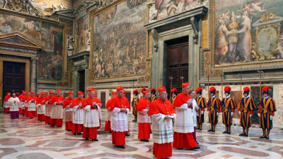 Das Foto zeigt, wie die Kardinäle zu Beginn des Konklaves im Jahr 2005 in einer Prozession zur Sixtinischen Kapelle im Vatikan gehen. (Archivbild) - © Uncredited/Osservatore Romano via AP/dpa