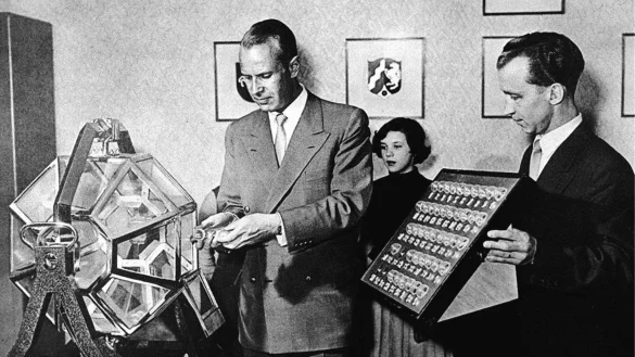 Das Waisenmädchen Elvira Hahn zog die erste Kugel in der Geschichte des erfolgreichen Glücksspiels «6 aus 49» - es war ausgerechnet die 13. (Archivbild) - © picture alliance / dpa