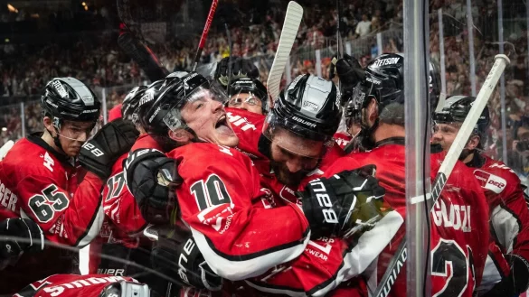 Grenzenloser Jubel bei den Kölnern nach dem Finaleinzug. - © Marius Becker/dpa