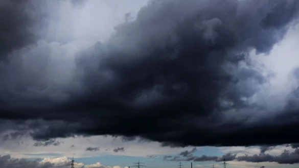 Das zuletzt in Deutschland wetterbestimmende Hoch verlagert sich nach S&uuml;dosteuropa - in der Nacht zum Sonntag ziehen in NRW Regenschauer auf, Gewitter sind auch m&ouml;glich. (Archivbild) - &copy; picture alliance / dpa