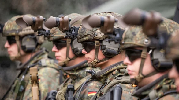 Rheinmetall liefert in großem Stil digitale Ausrüstung für Infanteriesoldaten der Bundeswehr. (Archivbild) - © Mohssen Assanimoghaddam/dpa