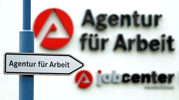 Ein Schild weist den Weg zur Agentur für Arbeit - und weist die Behörde auch den Weg raus aus der Arbeitslosigkeit? - © Jan Woitas/dpa