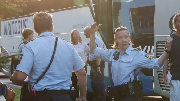 Mindestens ein Mensch kam bei dem Zugunglück ums Leben. - © Robert Wengler/Ritzau Scanpix/AP/dpa