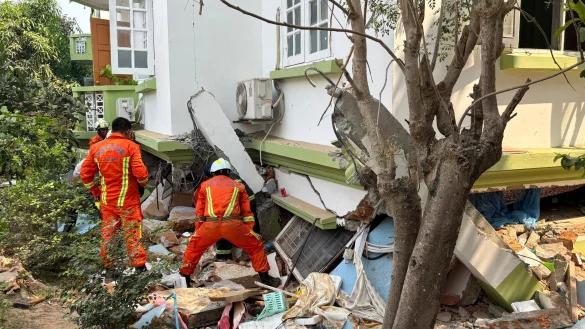 Nach dem Erdbeben in Myanmar wurde am Samstagnachmittag die Zahl der bestätigten Toten mit mehr als 1.600 angegeben. - © Aung Shine Oo/AP/dpa