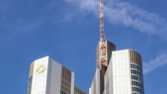 Baut die Commerzbank im Kampf gegen eine &Uuml;bernahme durch die Unicredit tausende Arbeitspl&auml;tze ab? (Archivbild) - &copy; Helmut Fricke/dpa