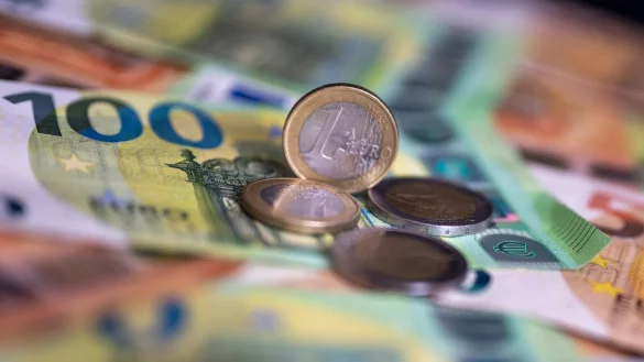 Auto, Lebensmittel, Kleidung: Viele Menschen in Deutschland leihen sich Geld, um solche Ausgaben zu finanzieren. (Symbolbild) - &copy; Monika Skolimowska/dpa