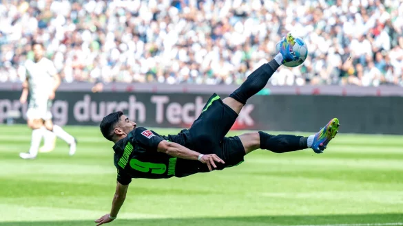 Amoura verteidigt akrobatisch. - © David Inderlied/dpa