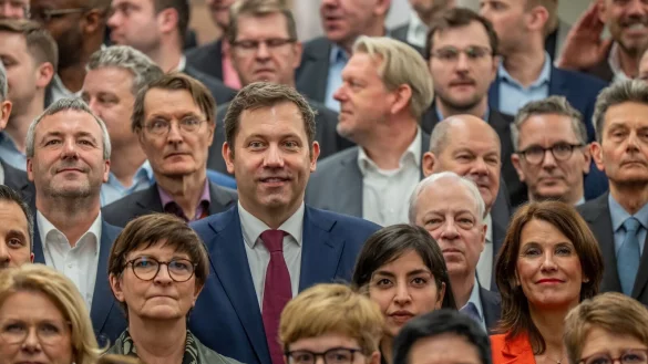 Ausnahmsweise mit Krawatte: Der sonst legere Lars Klingbeil setzt zur Feier einen stilistischen Akzent. - © Michael Kappeler/dpa