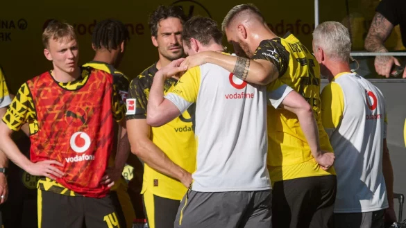 Nach nur wenigen Minuten im Spiel musste Niklas S&uuml;le gest&uuml;tzt vom Platz. - &copy; Bernd Thissen/dpa