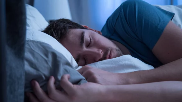 Träumchen, oder? Ist «Sleepmaxxing» mehr als ein TikTok-Trend? Kann man durch Kiwis wirklich besser schlafen? Ein Harvard-Professor ordnet ein. - © Christin Klose/dpa-tmn