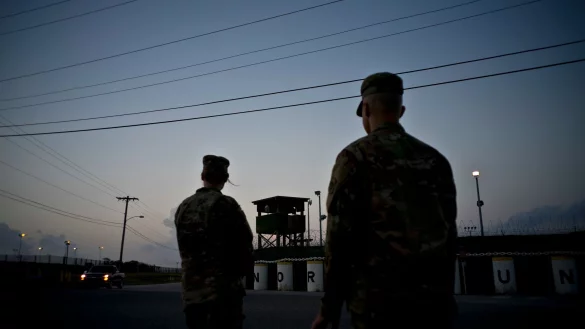 Der US-Marinestützpunkt Guantánamo Bay auf Kuba ist berüchtigt wegen eines umstrittenen Gefangenenlagers, das die Vereinigten Staaten nach den Anschlägen vom 11. September 2001 errichtet hatten. (Archivbild) - © Ramon Espinosa/AP/dpa