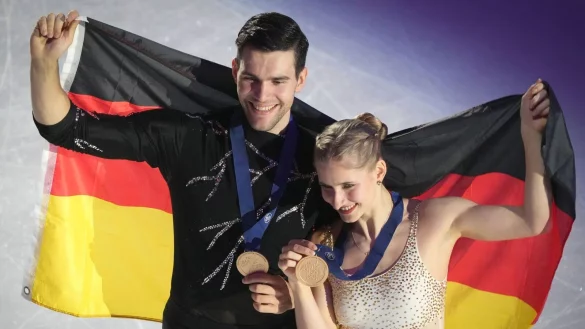 Nikita Wolodin (l) und Minerva Hase (r) holten erstmals seit 2011 wieder Gold für Deutschland bei einer Eiskunstlauf-EM. - © Sergei Grits/AP/dpa