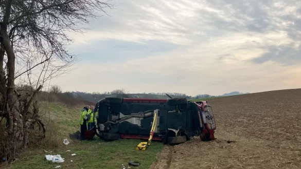 Zwei Menschen kamen bei diesem Unfall nahe Heilbronn ums Leben. - © Yvonne Tscherwitschke/Heilbronner Stimme/dpa