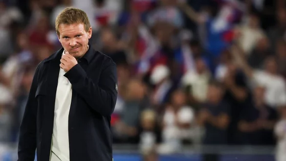 Julian Nagelsmann muss nach der Niederlage in der Slowakei schnell Antworten finden. - © Christian Charisius/dpa