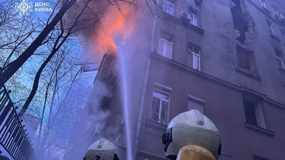 Die ukrainische Hauptstadt verzeichnet nach einem russischen Drohnenangriff Tote und Verletzte. - © Uncredited/Ukrainian Emergency Service/AP/dpa