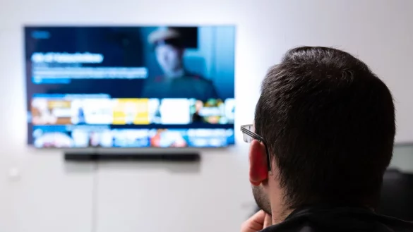 Sparen können Verbraucherinnen und Verbraucher beim Streaming, wenn sie Jahres- statt Monatspakete oder Bundles wählen, die verschiedene Portale kombinieren. - © Silas Stein/dpa/dpa-tmn