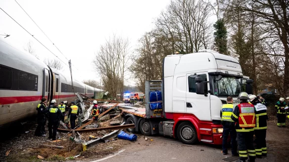 Ein Toter und elf Verletzte - das ist Bilanz des schweren Zugunglücks an der Stadtgrenze von Hamburg. - © Daniel Bockwoldt/dpa