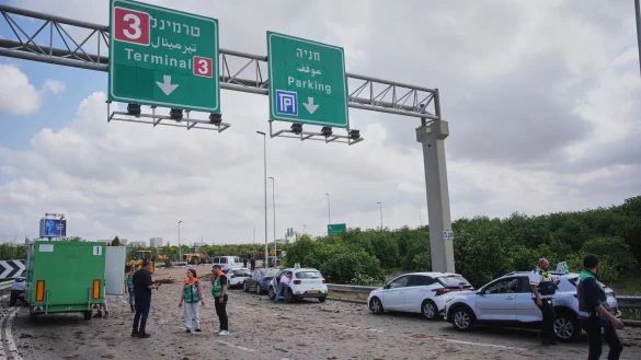 Schäden nach Einschlag von Huthi-Rakete nahe Tel Aviver Flughafen. - © Ohad Zwigenberg/AP/dpa