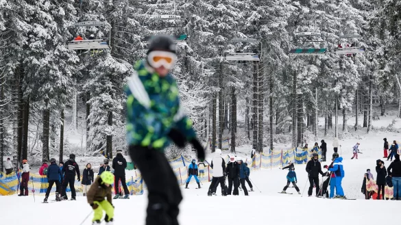 Auch am zweiten «richtigen» Wintersport-Wochenende sind die Aussichten gut. (Archivbild) - © Bernd Thissen/dpa