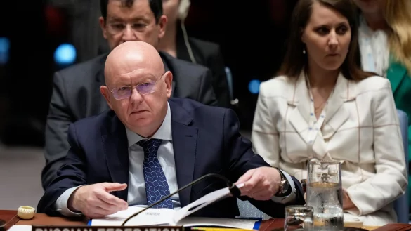 Der russische UN-Botschafter Wassili Nebensja erklärt bei einer Sitzung des Sicherheitsrates der Vereinten Nationen Moskaus Bereitschaft zu einer möglichen Waffenruhe. (Archivbild) - © Seth Wenig/AP