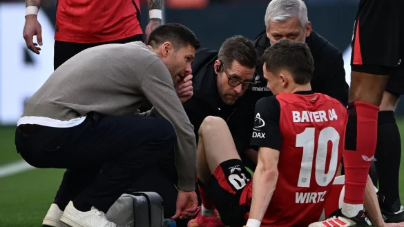 Bayer Leverkusens Mittelfeldstar Florian Wirtz hat sich im Bundesligaspiel gegen Werder Bremen verletzt. - © Federico Gambarini/dpa