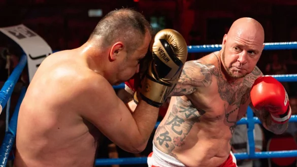 Die Amateurboxer Daniel Bertz (r) gewinnt f&uuml;r Th&uuml;ringen gegen Hasan Arli f&uuml;r N&uuml;rnberg bei dem Show-Boxkampf. - &copy; Michael Reichel/dpa