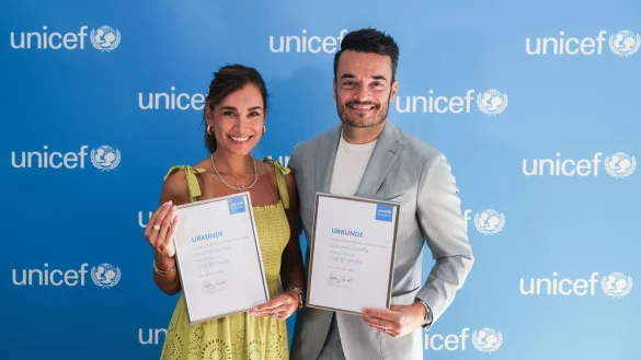 Jana Ina und Giovanni Zarrella wollen sich als Unicef-Paten für Kinder einsetzen. - © Oliver Berg/dpa