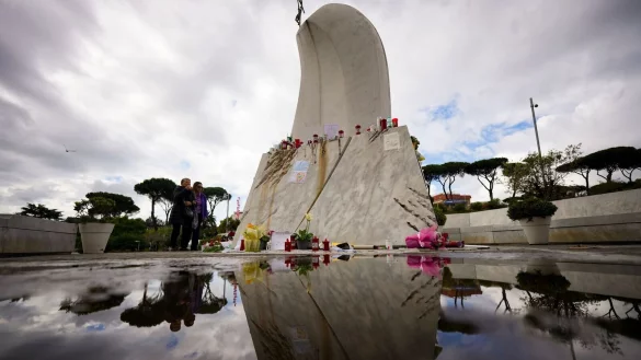 Der Papst hat nach Vatikan-Angaben wieder eine ruhige Nacht im Krankenhaus verbracht. (Archivbild) - © Andrew Medichini/AP/dpa