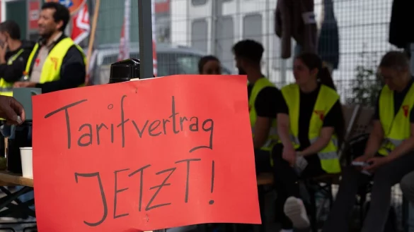 Demonstration f&uuml;r einen Tarifvertrag, hier bei einem D&ouml;nerspie&szlig;-Hersteller (Archivbild). - &copy; Markus Lenhardt/dpa