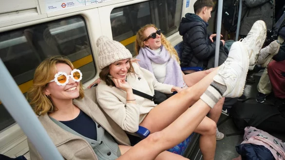 Die Aktion sorgte f&uuml;r viele heitere Gesichter in Londons U-Bahnen. - &copy; Alberto Pezzali/AP/dpa