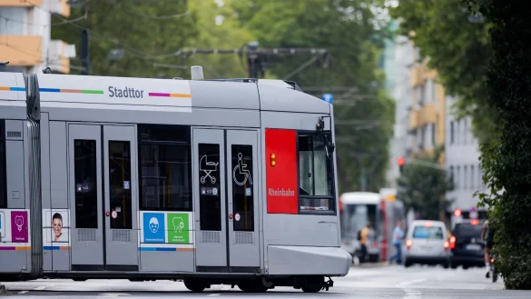 Düsseldorf zählt zu den deutschen Großstädten, in denen das ÖPNV-Angebot zwischen 2023 und 2025 deutlich ausgebaut worden ist. - © Rolf Vennenbernd/dpa