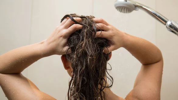 Untersuchung der «Öko-Test»: Von insgesamt 15 festen Conditionern haben 10 mit «sehr gut» abgeschnitten. - © Christin Klose/dpa-tmn